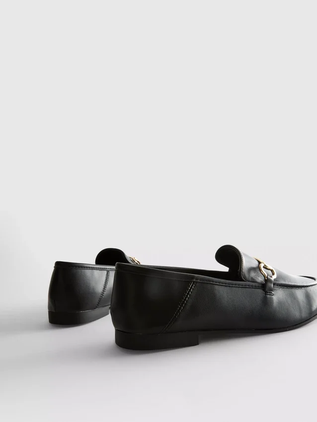 Snaffle díszítésű loafer