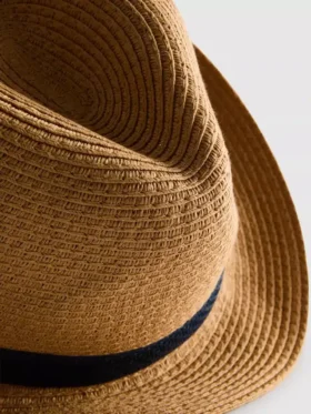 Szalmából készült trilby