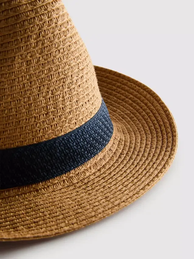 Szalmából készült trilby