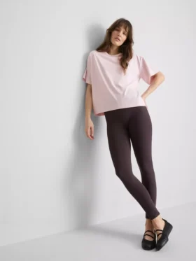 Szögletes, kerek nyakú pamut póló