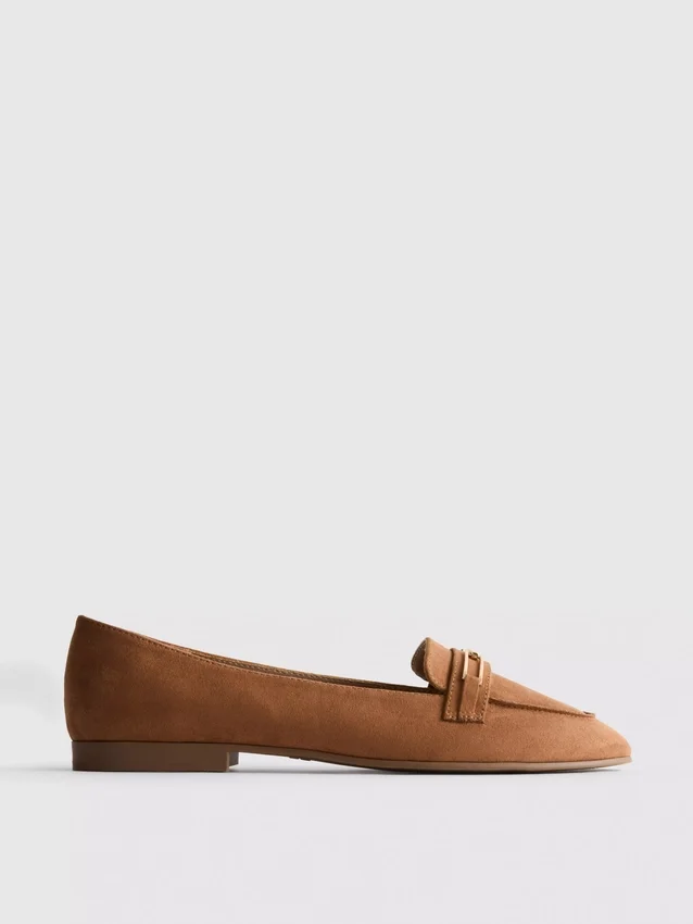 Széles fazonú, alacsony orrú loafer