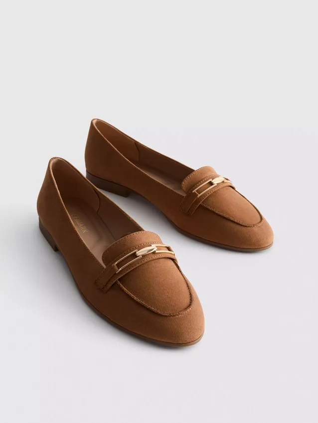 Széles fazonú, alacsony orrú loafer