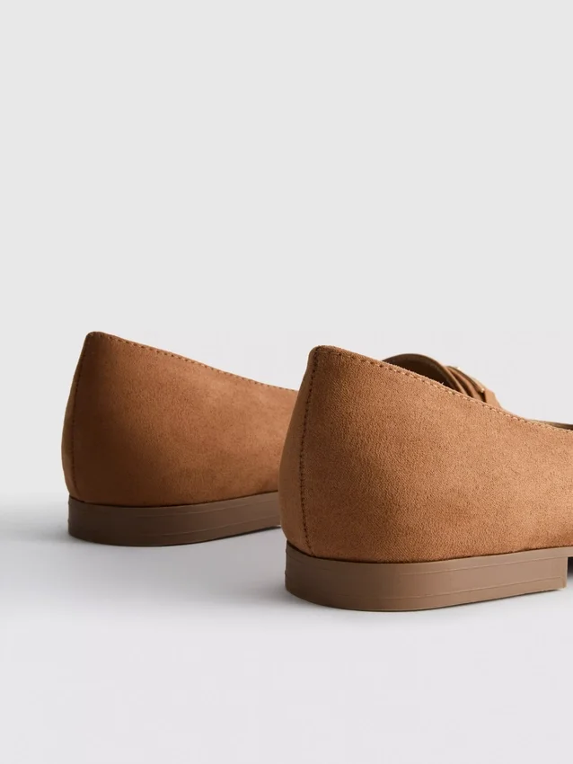 Széles fazonú, alacsony orrú loafer