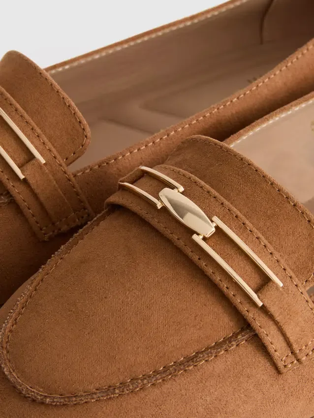 Széles fazonú, alacsony orrú loafer