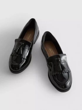 Széles fazonú lakkozott loafer