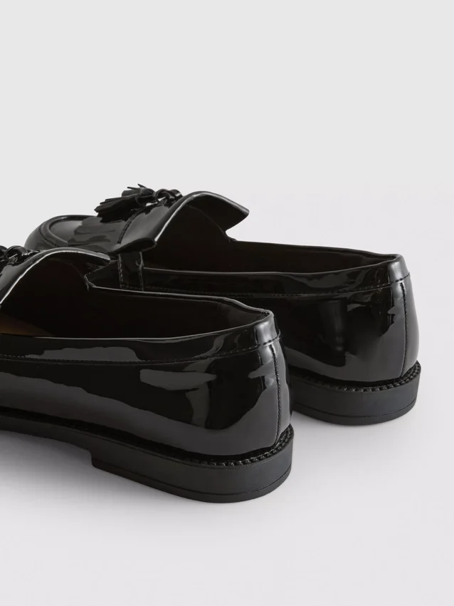 Széles fazonú lakkozott loafer