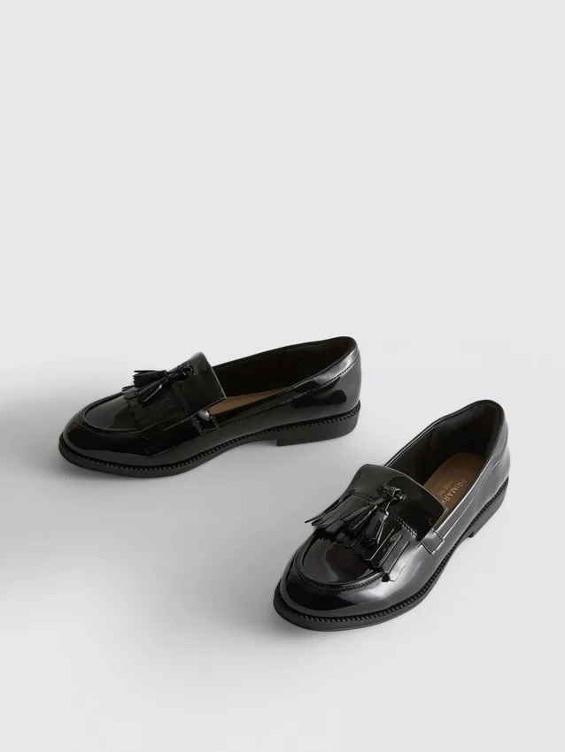 Széles fazonú lakkozott loafer
