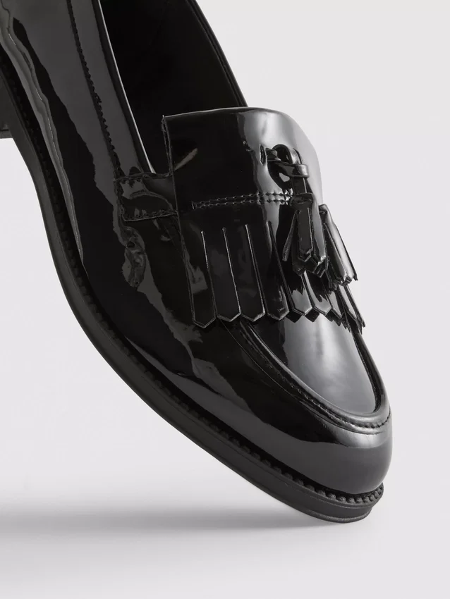 Széles fazonú lakkozott loafer
