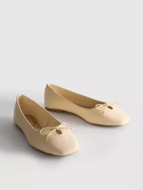 Széles fazonú, műbőrből készült, négyzetes orrú balerina cipő