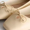 Széles fazonú, műbőrből készült, négyzetes orrú balerina cipő