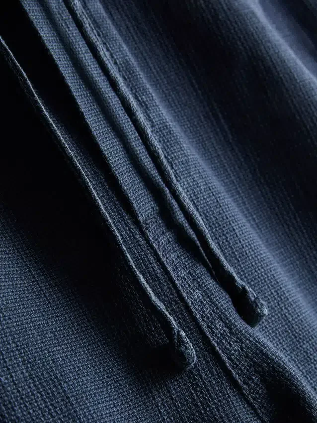 Texturált, húzózsinórral ellátott rövidnadrág