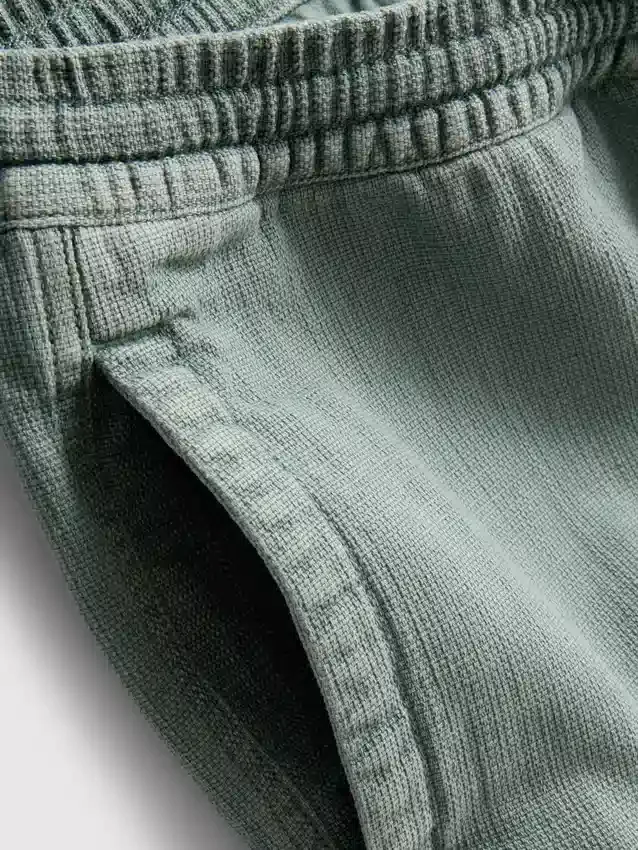 Texturált, húzózsinórral ellátott rövidnadrág