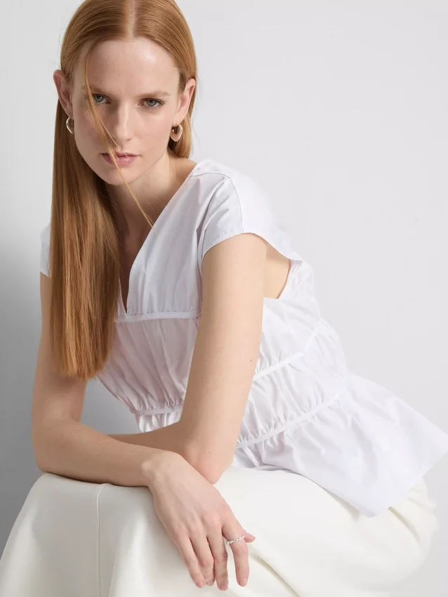 The Edit poplin redős V-nyakú felső