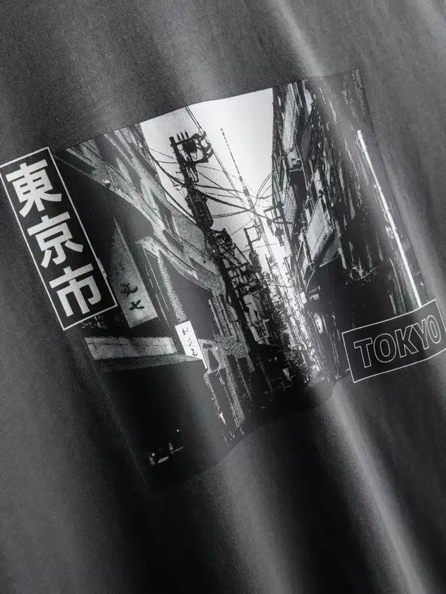 Tokiói utcai grafikás póló