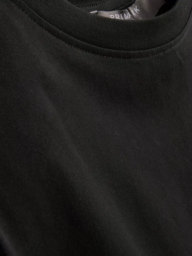 Ujjatlan, vállpárnázott póló