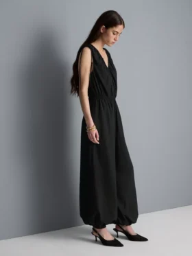 V-nyakú, ballonlábú jumpsuit