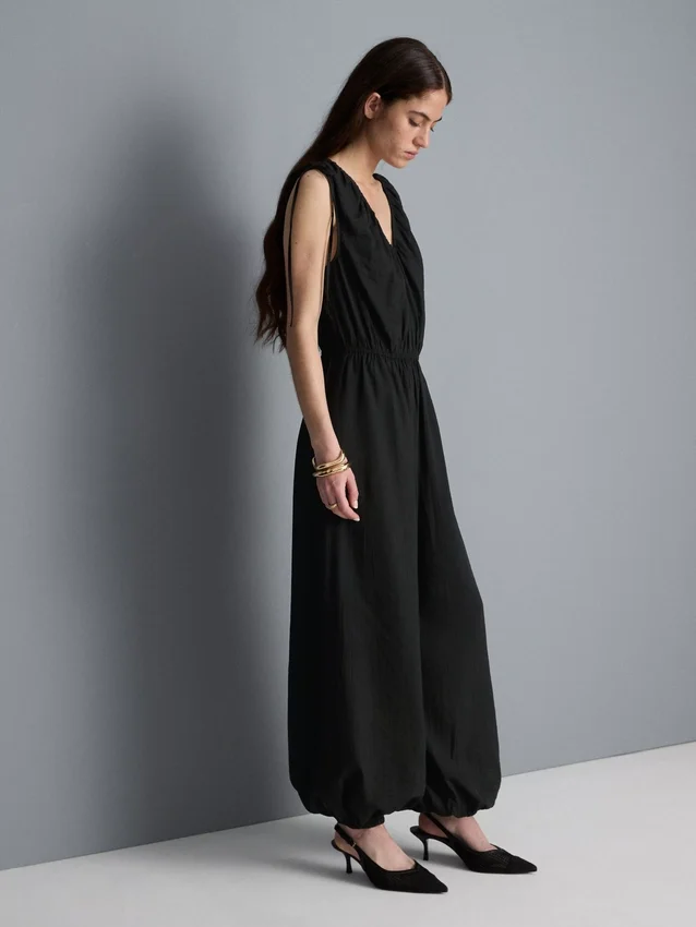 V-nyakú, ballonlábú jumpsuit