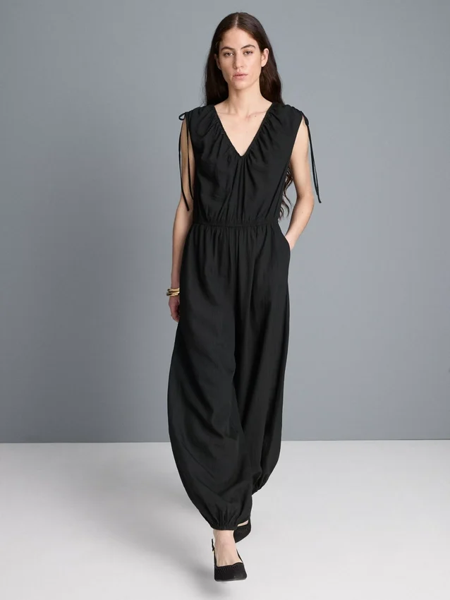 V-nyakú, ballonlábú jumpsuit