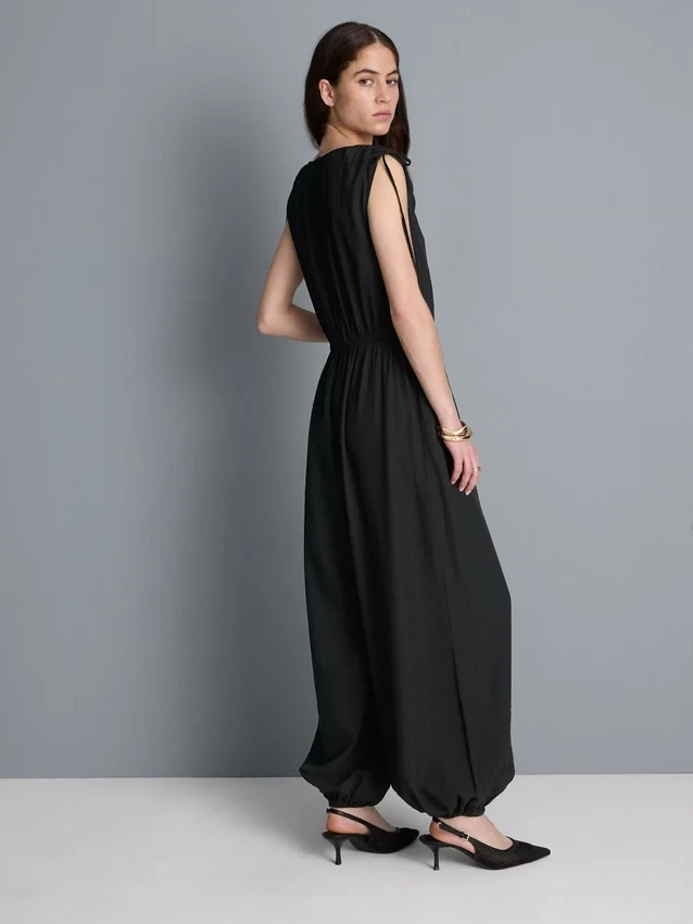 V-nyakú, ballonlábú jumpsuit