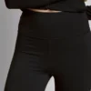 Vajas puhaságú, tágas szárú leggings