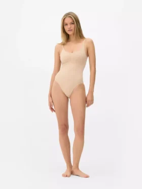 Varratmentes, kerek nyakú alakformáló body