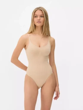 Varratmentes, kerek nyakú alakformáló body