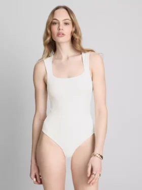 Varratmentes, négyzet alakú nyakú body