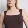 Varratmentes, négyzet alakú nyakú body