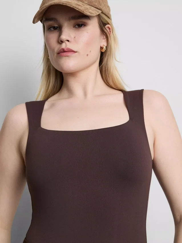 Varratmentes, négyzet alakú nyakú body