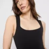 Varratmentes, négyzet alakú nyakú body
